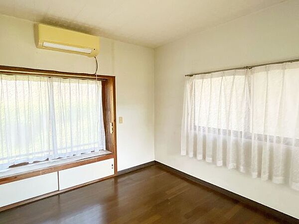 【現地写真/洋室】北西側6帖洋室です。二面採光のため明るい空間が広がります。お子様のお部屋にいかがでしょうか。