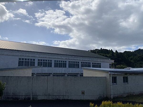 鹿児島市立喜入中学校 徒歩10分。【周辺環境】喜入中学校まで1.8ｋｍ（徒歩23分）。成長期のお子様にとって適度な運動になりそうです。 790m