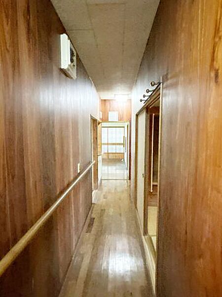 【現地写真/廊下】南西側廊下の様子です。手すりが付いているので足腰が心配な方も安心して移動できます。