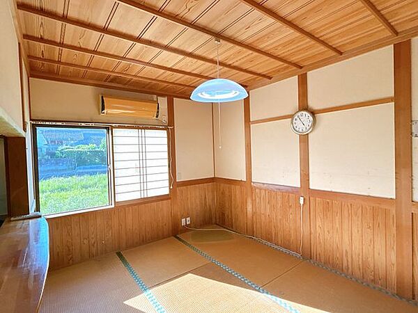 【現況販売/DK】DK前の和室の別アングル写真です。畳中央に掘りごたつがあるので、足をしびれさせることなくゆっくり家族団らんできます。