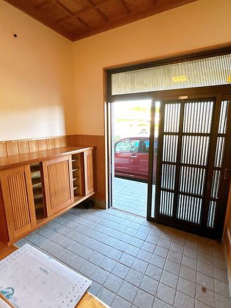 【現況販売/玄関】木の質感を楽しめる、玄関内部の様子です。ゆとりのある玄関は子育てや荷物の多い暮らしと相性が良いです。