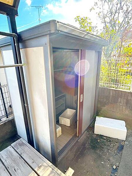 【リフォーム中】テラス横には物置を備えています。収納スペースとしてご利用いただけます。