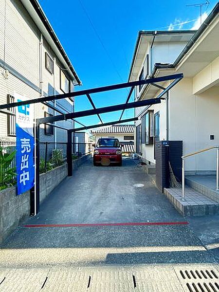 【リフォーム中】駐車場です。縦列2台駐車可能です。前面道路の交通量も少なく安心して駐車することができます。