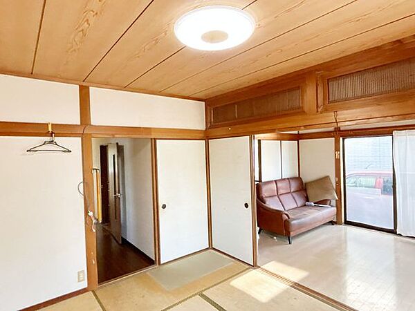 【リフォーム中】南西側6帖和室です。南側の掃き出し窓から光が差し込む明るい居室です。洋室に変更いたします。