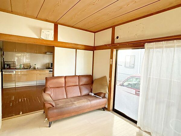 【リフォーム中】北東側側6帖洋室別アングルです。ダイニングキッチンとつづいており、料理を運んでこちらのお部屋で食事をとることも可能です。