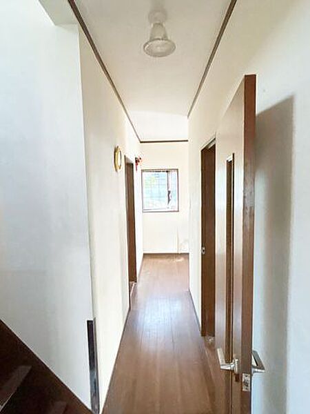 【リフォーム中】各居室へつながる廊下です。窓から自然光が入り、明るい空間となっています。