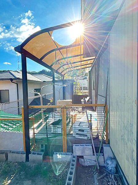 【リフォーム中】屋根とテラスを解体し、防草シート・砕石を施工予定です。開放的なお庭スペースが生まれ、ご家族での時間や趣味を楽しめる空間となります。