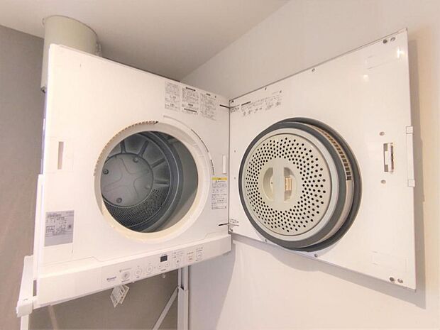 【クリーニング済　ガス乾燥機】乾燥機は徹底的にクリーニングを行いました。梅雨の時期や、台風時でも洗濯物を乾かすことができるので安心ですね。