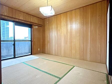 【現況写真】和室6畳の写真です。南向きで日当たりも良く、明るいので日中のんびり過ごすにはぴったりですね。