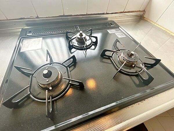 【現況販売】キッチンは3口コンロとなっております。