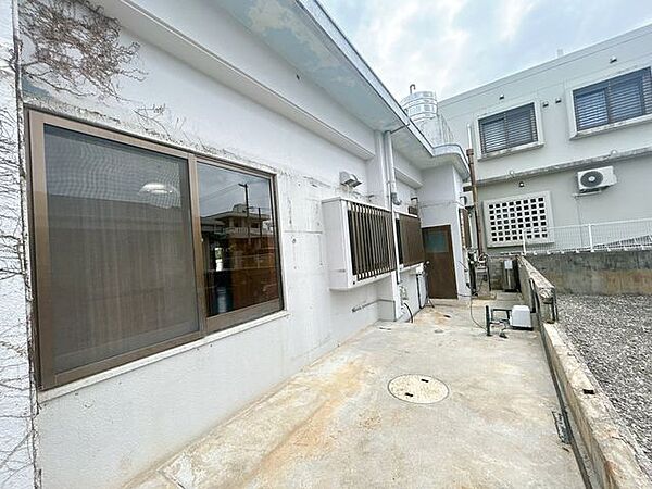 【現況販売】建物裏側になります。動産物は撤去しすっきりとしました。
