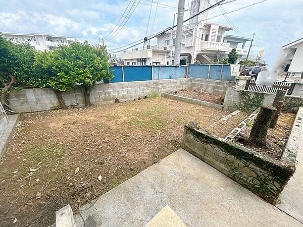 【現況販売】南東側に面しているお庭です。日当たり良好です。裏側にもお庭があるので、解体して駐車場としても使用可能です。