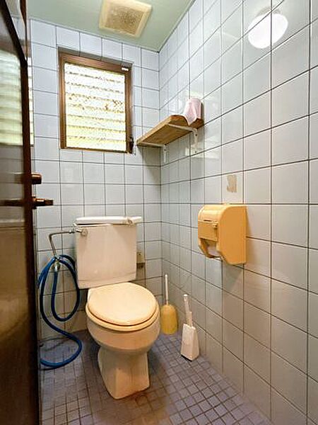 【現況】トイレです。玄関近くに位置しているので、帰宅後すぐに使えて安心ですね。