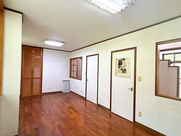 【現況】約11帖洋室別アングルです。リフォームで2部屋に区切ることも可能です。