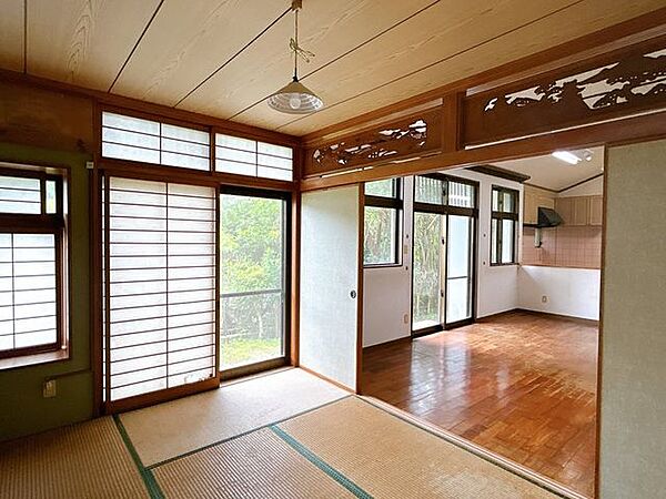 【現況】和室別アングルです。リビングと繋がっているので、来客時でも広く使えそうです。