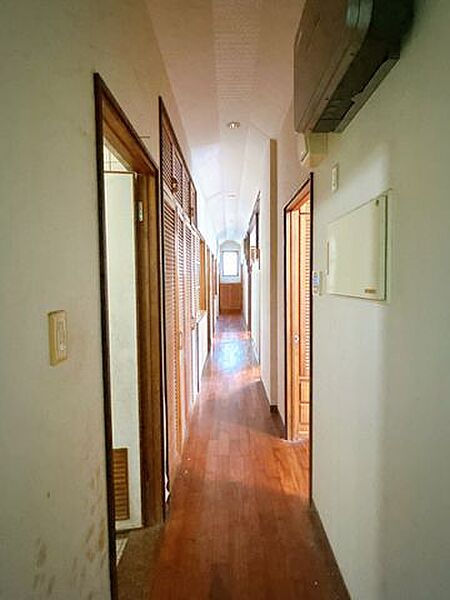 【現況】廊下です。リビングと居室が廊下で分けられているので、プライベート空間をしっかり守れます。