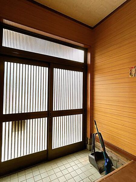 【現況販売】玄関内観です。南向きのため、光をしっかりと取り込め、お部屋全体が明るく感じられます。