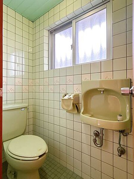 【現況販売】トイレです。お手洗い場もあって便利です。