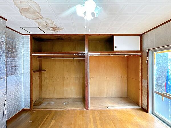 【現況販売】1階南側洋室収納です。未登記増築です。取壊してのお引き渡しになります。