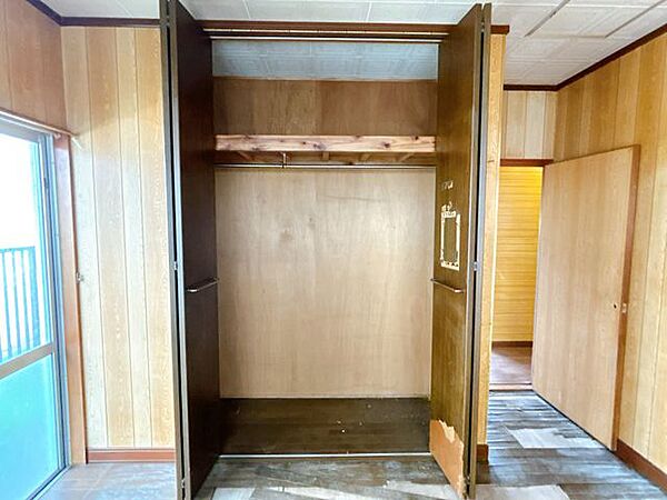 【現況販売】1階北側洋室収納です。大きなクローゼットがついているため収納はばっちりです。