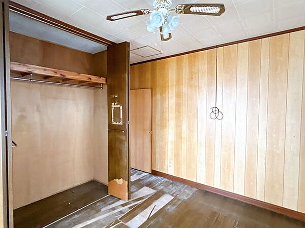 【現況販売】1階北側洋室別アングルです。大きなクローゼットがついているため収納はばっちりです。