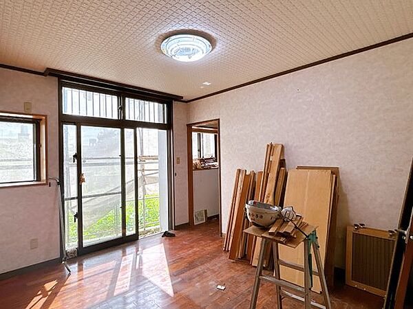 【リフォーム中】10/2更新。約7帖洋室です。南向きなので光も十分に確保できます。