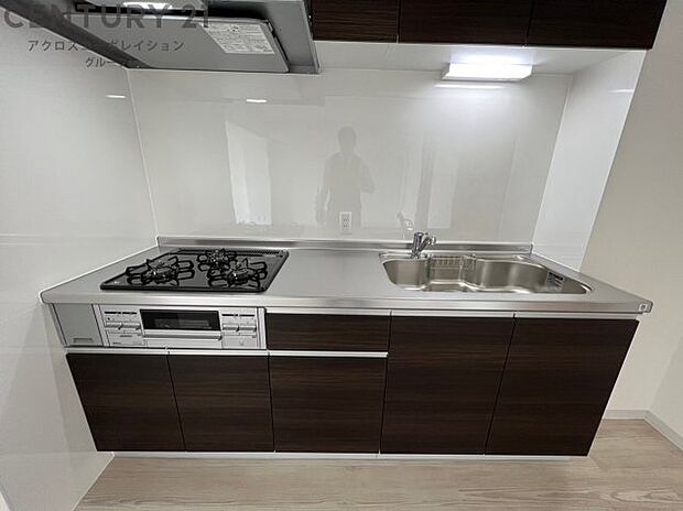 システムキッチン新調しております。　キッチン上部にも収納スペースがあり、調理器具など色々収納可能で便利です