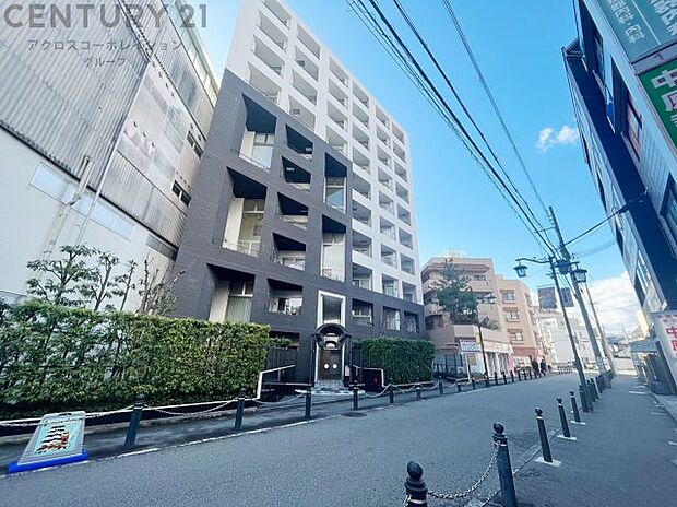 【現地】　阪急塚口駅北側徒歩4分の駅近マンションです。近隣は店舗や金融施設等が充実しており、生活しやすい住環境となっております。