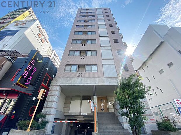 【現地】　阪神「尼崎」駅徒歩11分の立地。　2001年築10階建て、国道2号線沿いに佇むマンションです。　ご紹介のお部屋は、南向き9階でリフォーム済みとなっております。内覧予約承り中です！！