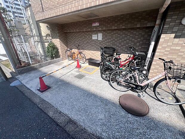 こちらは駐輪スペースのご紹介です。部屋数が多くファミ―での入居にもピッタリな物件です。大阪市此花区周辺は平地につき自転車での移動もお勧めの地域です。