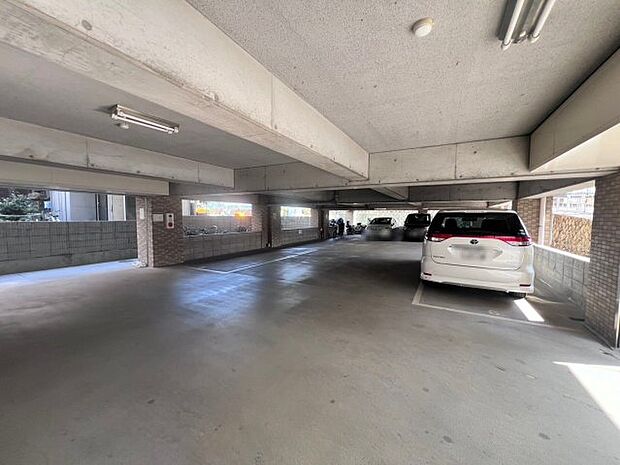 駐車場のご紹介です。最新の空き状況については、担当者までお問合せください。