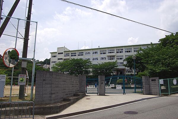 画像17:【中学校】川西市立　川西中学校まで947ｍ