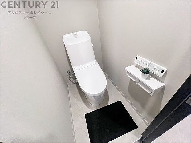 温水洗浄便座付トイレは温水洗浄機能により、暖かい水でおしりを洗浄することができ、冷たい水を使う従来の便座に比べ、温水洗浄機能で暖かいトイレを提供し、快適な使用を可能にします。　