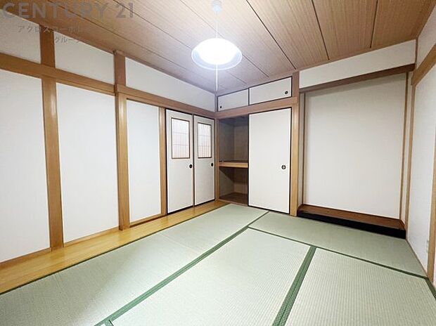 【和室6.6帖】　1階の6.6帖の和室は広々押し入れ収納があり日当たりが良いお部屋となっております。