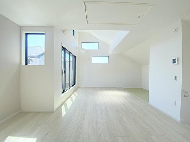■勾配天井で開放感のあるリビング空間■リビングとダイニングの2か所に床暖房を完備