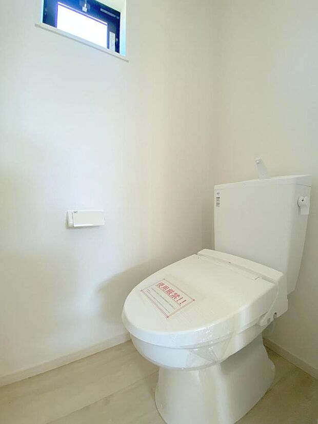 ■2階のトイレ、いつでも衛生的なウォシュレット付き