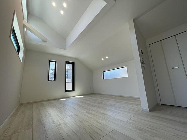 ■吹抜天井＋3面採光で明るく開放感のあるリビング空間