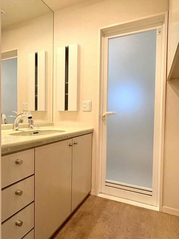 ■毎日使う洗面所は清潔感溢れる白を基調とした空間
