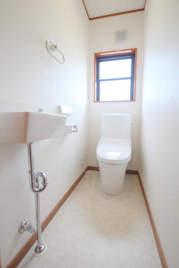 ■2階のトイレ、いつでも衛生的なシャワー付き
