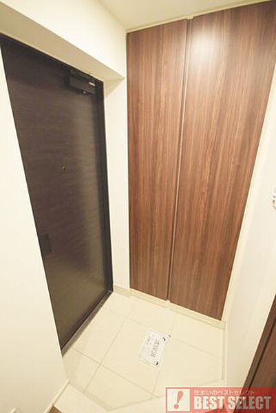 ■大容量シューズボックス付きの広々玄関