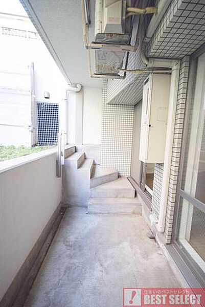 ■バルコニーには便利な階段付き