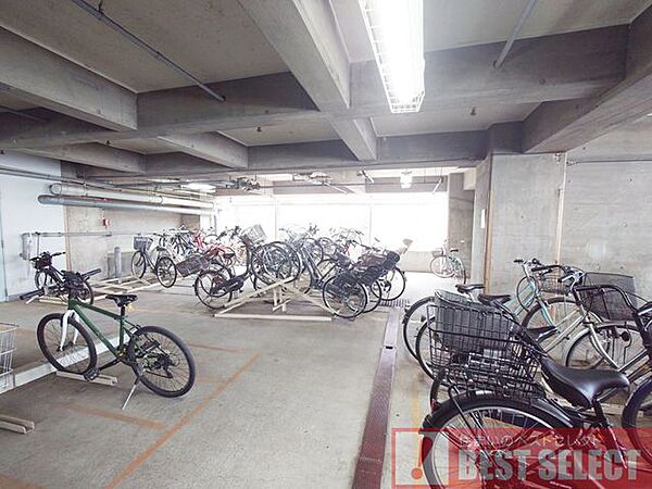 ■雨の日も安心な屋内駐輪場
