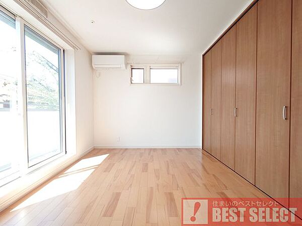 2013年3月築の軽量鉄骨造2階建て！