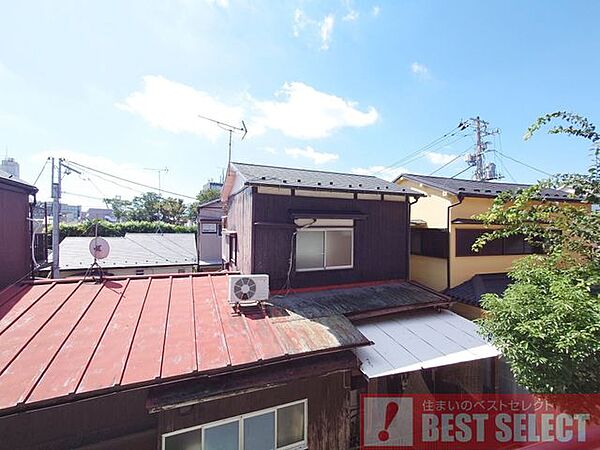 世田谷の街並みに映える、白く端正な邸宅！