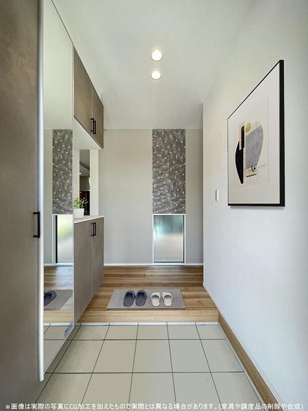 玄関を広く利用できるようシューズクローゼットを完備。ご家族みんなの靴をスッキリ収納できます！