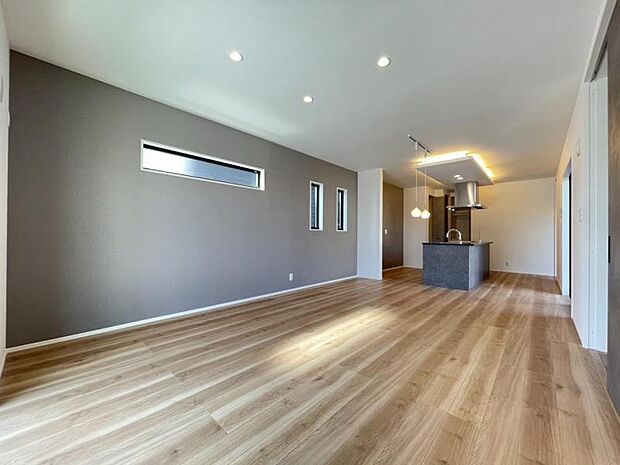 20帖越えの開放感のあるリビング。高い位置にある窓はしっかり明るさを取り入れながらも、プライバシーを守ります。