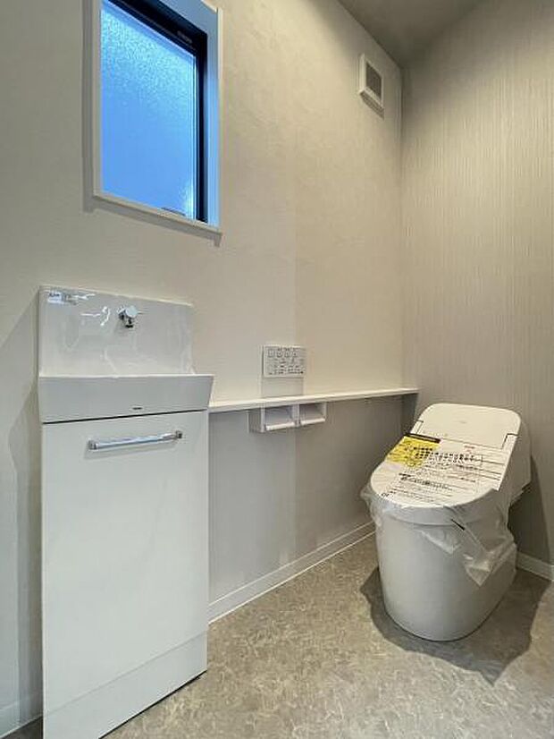 手洗い・収納スペース付き！採光窓のある明るいトイレです＾＾