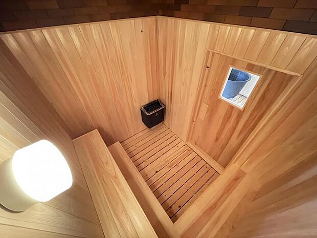 耐久性・耐湿性に優れたヒノキを使用。清潔なサウナ室が、手間なく維持できます。メンテナンスは最小限に・長く愛用できる『一生モノ』のサウナです。