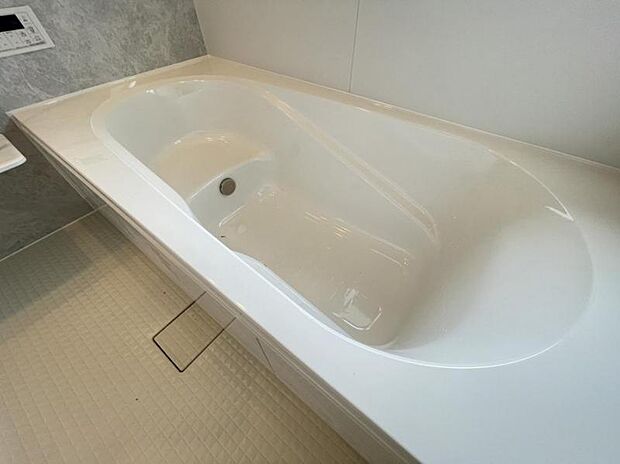 ゆったりと浸かれる1坪風呂を採用！1日の疲れを癒してくれる浴室は、窓のある開放的な空間