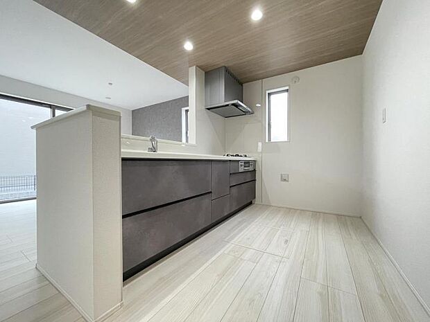 カウンター式のキッチンはリビングの様子を見ながら家事ができるので小さなお子さまがいるご家庭も安心です＾＾